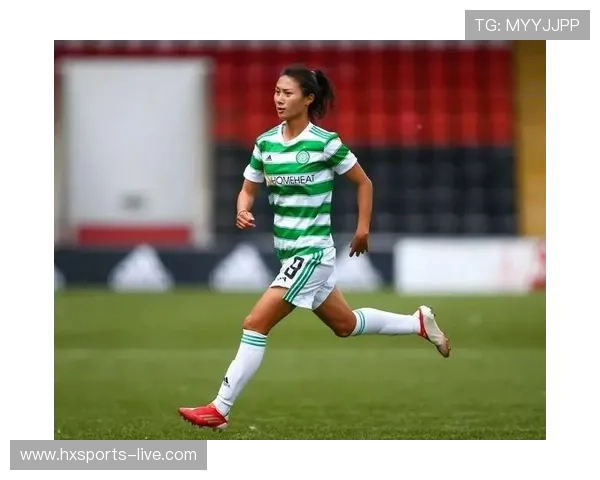 高清女足球星竖屏壁纸展示展现风采魅力与运动精神的完美结合